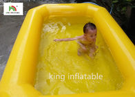 Κίτρινο διπλό χτύπημα σωλήνων - επάνω πισίνα για τα παιδιά στο κατώφλι